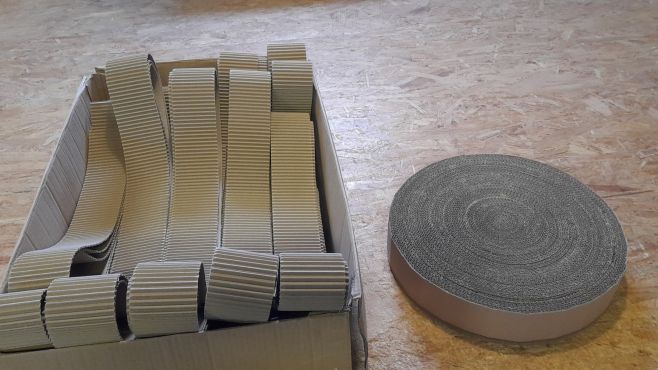 „Kočičí radost na obzoru! 🐾✨ Dneska jsem se pustil do výroby úplně nového kartonového škrabadla pro naše chlupaté parťáky....